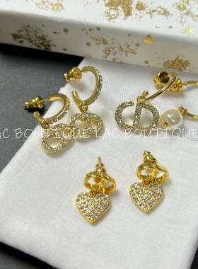 新款爆款cd字母爱心耳环女小巧精致耳钉不对称耳饰高级感轻奢耳饰