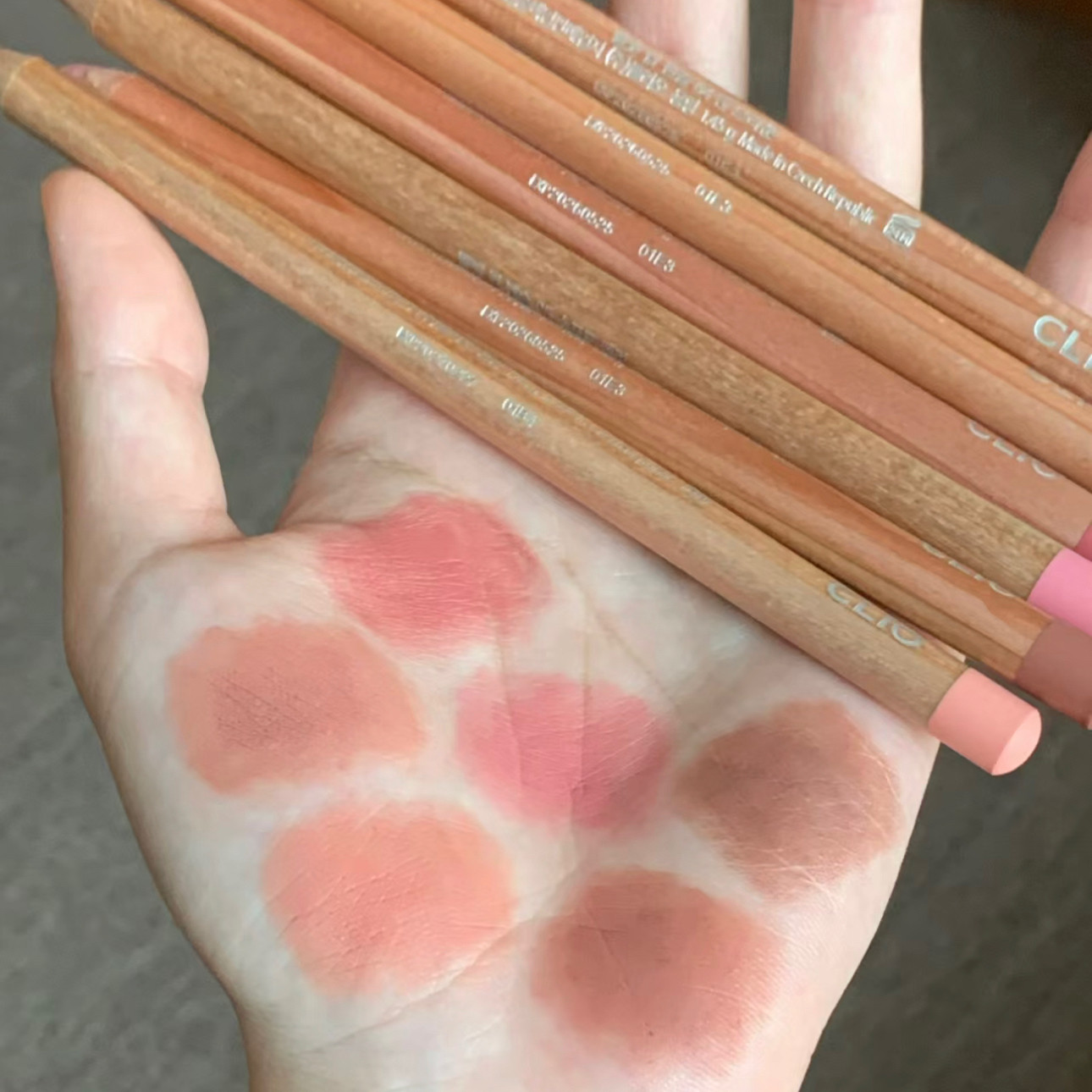 予韩国clio珂莱欧唇线笔