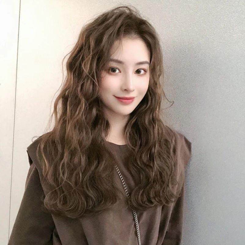 网红2021年新款假发羊毛卷发型时尚流行仿真高端女士高档减龄全套