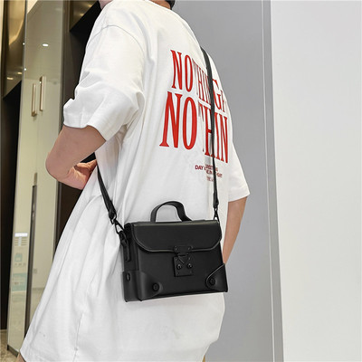 小挎包男款高级感小方包男斜挎包包小型潮牌小众通勤外出手机挎包