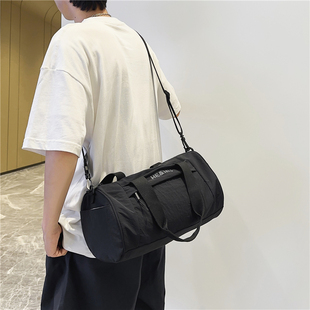 男款手提包通勤轻便运动健身包男潮牌短途旅行包小型新款斜挎包女