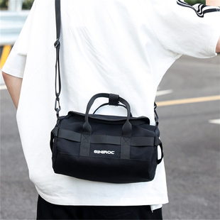 男士潮牌轻便水桶包横款学生运动斜挎包多用休闲帆布手提单肩包男