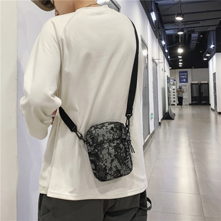 秋冬季包包男2025新款小挎包潮牌百搭斜挎包运动款休闲情侣手机包