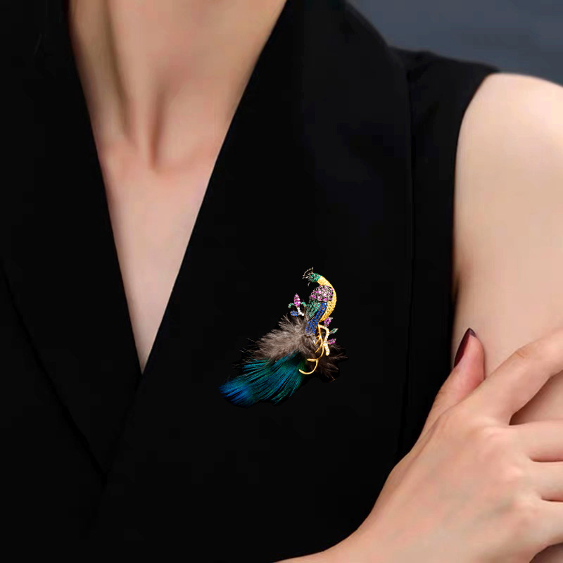 羽毛孔雀胸针高档女精致防走光胸花轻奢设计感别针气质西装配饰品