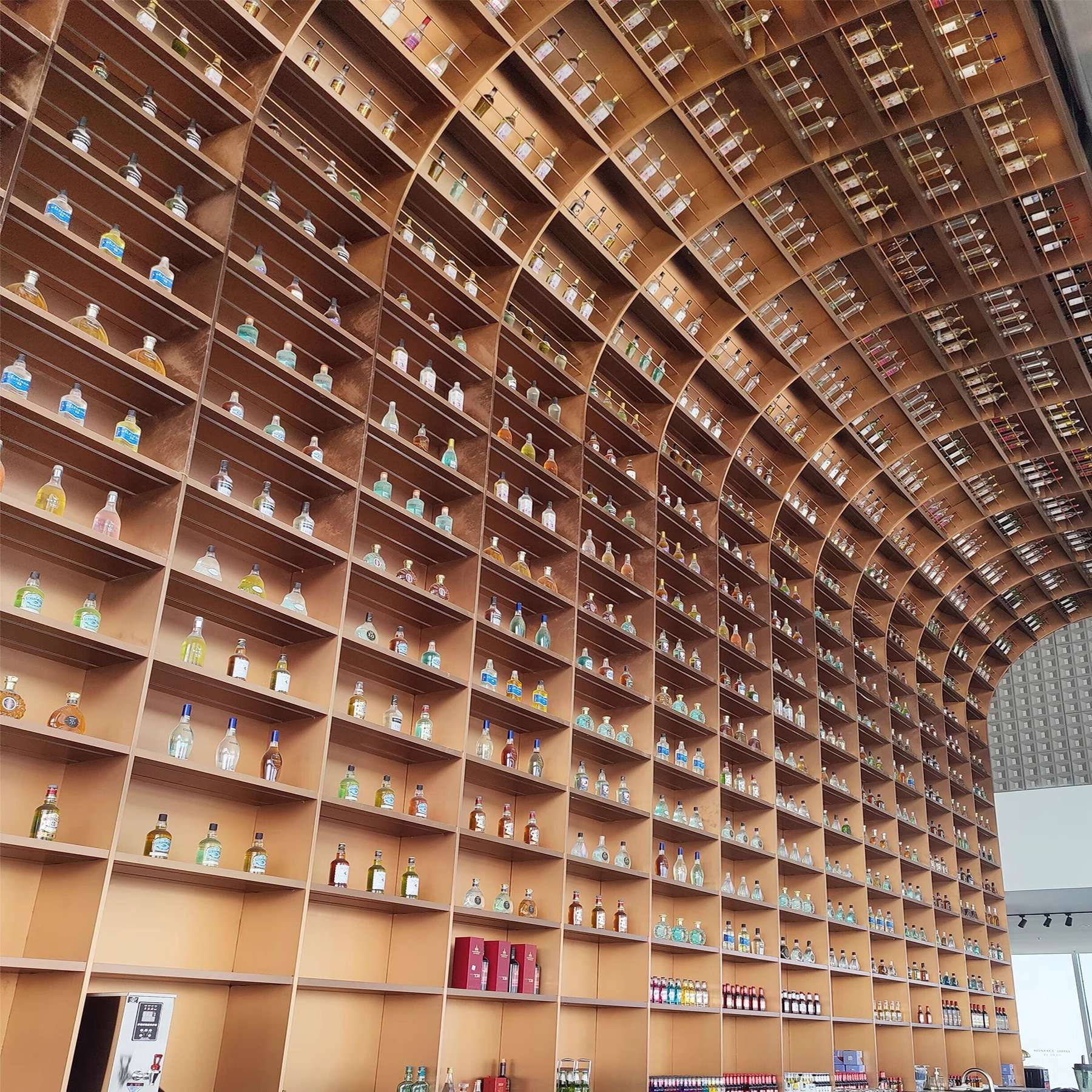 不锈钢弧形酒架异型轻奢圆弧拱形金属钢板柜开放格背景墙酒柜装饰