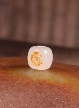 新疆和田玉籽料红皮老型珠珠子