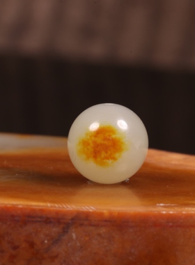 新疆和田玉红皮白肉籽料珠子