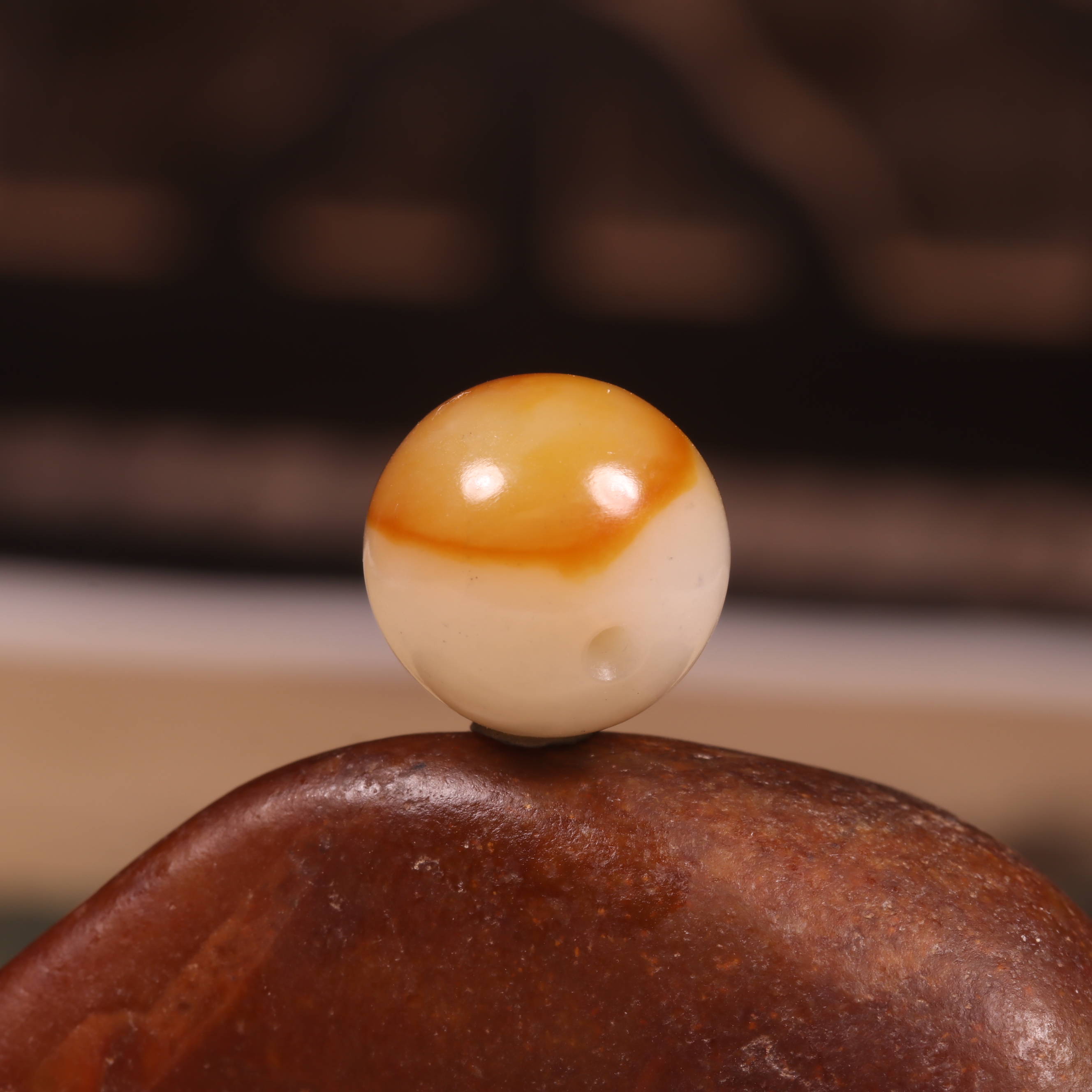 和田玉籽料老型珠黄沁珠子单珠