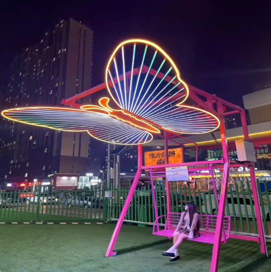 户外蝴蝶秋千网红打卡装置景区公园多人吊椅无动力游乐设备定制