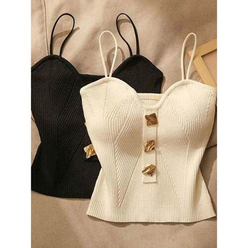 Wearing a strapless suspender for a beautiful back吊带美背女