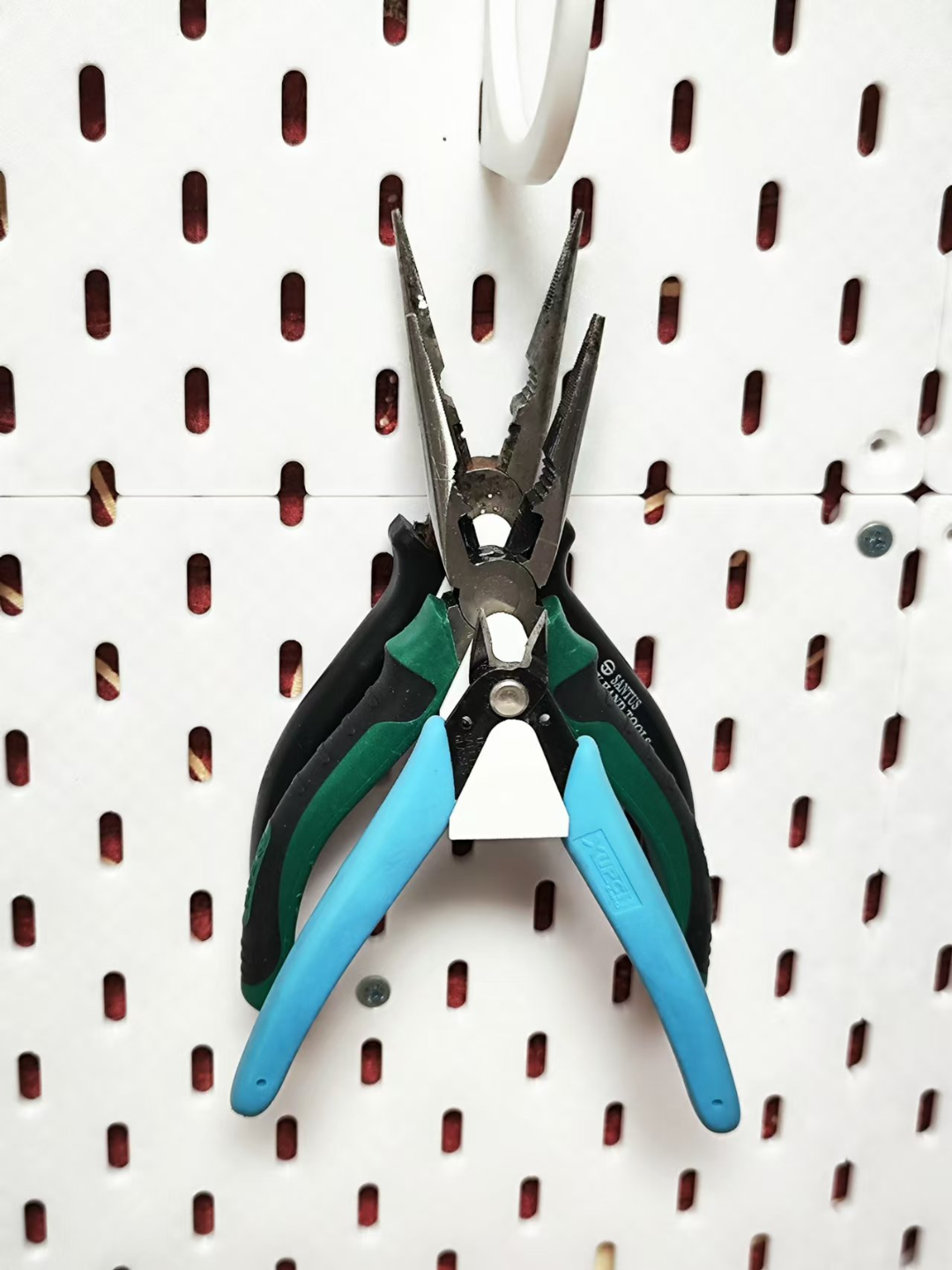 适用宜家五金少女圆孔洞洞板配件 免打孔通用水口钳三个支架