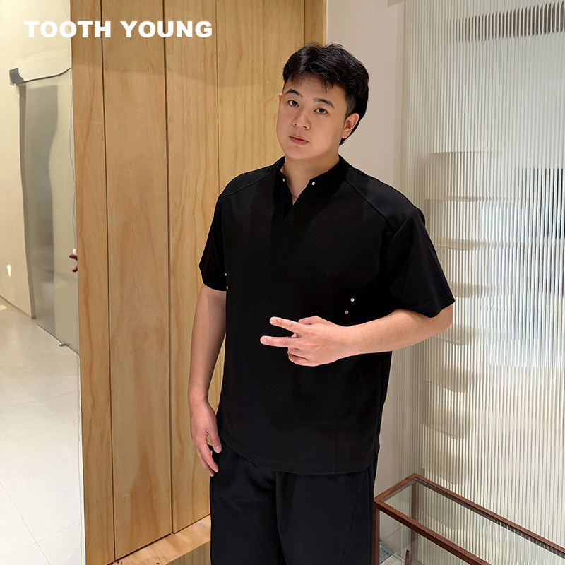 郑一爱穿搭大码男装【铆钉拼接】夏季大码V领短袖男显瘦纯色T恤