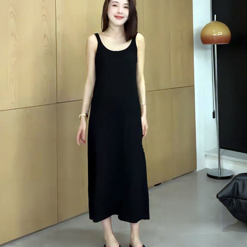 黑色吊带洋装外搭开衫春