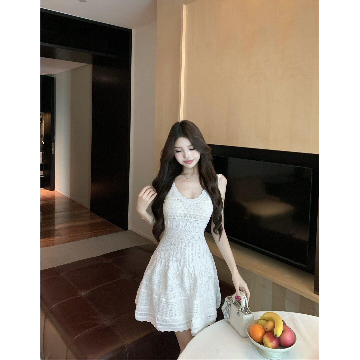 奶白色V领针织吊带洋装女