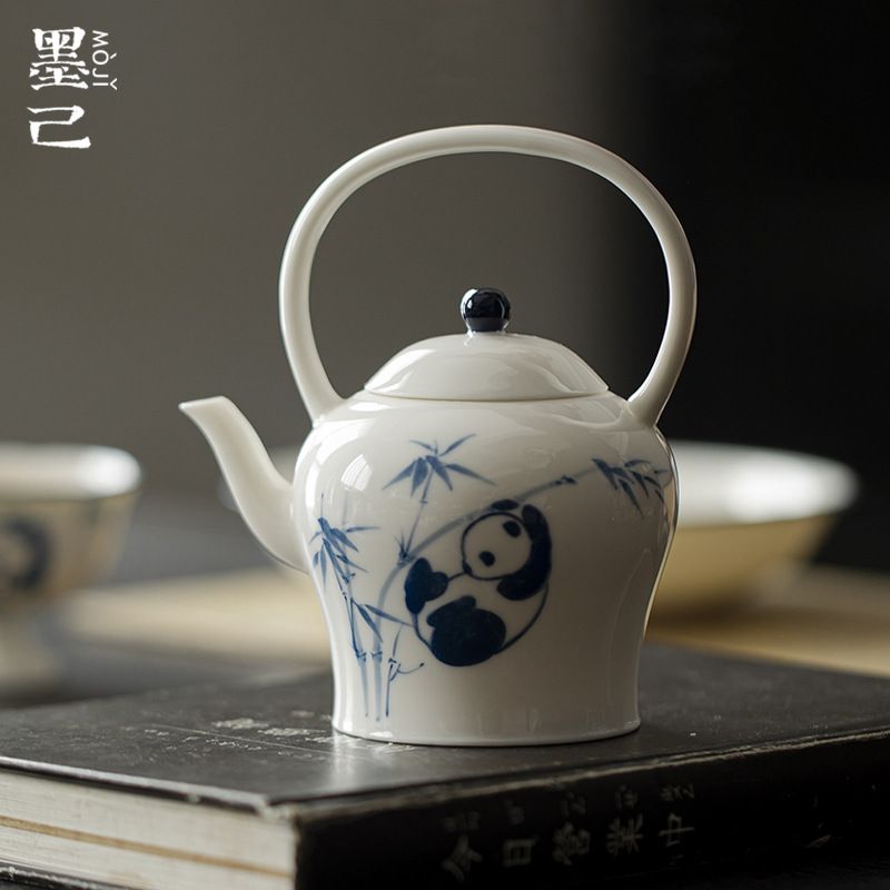 墨己玉泥白瓷手绘青花熊猫戏竹提梁壶功夫茶具陶瓷泡茶壶球孔过滤