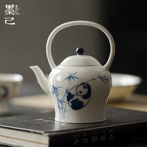 墨己玉泥白瓷手绘青花熊猫戏竹提梁壶功夫茶具陶瓷泡茶壶球孔过滤