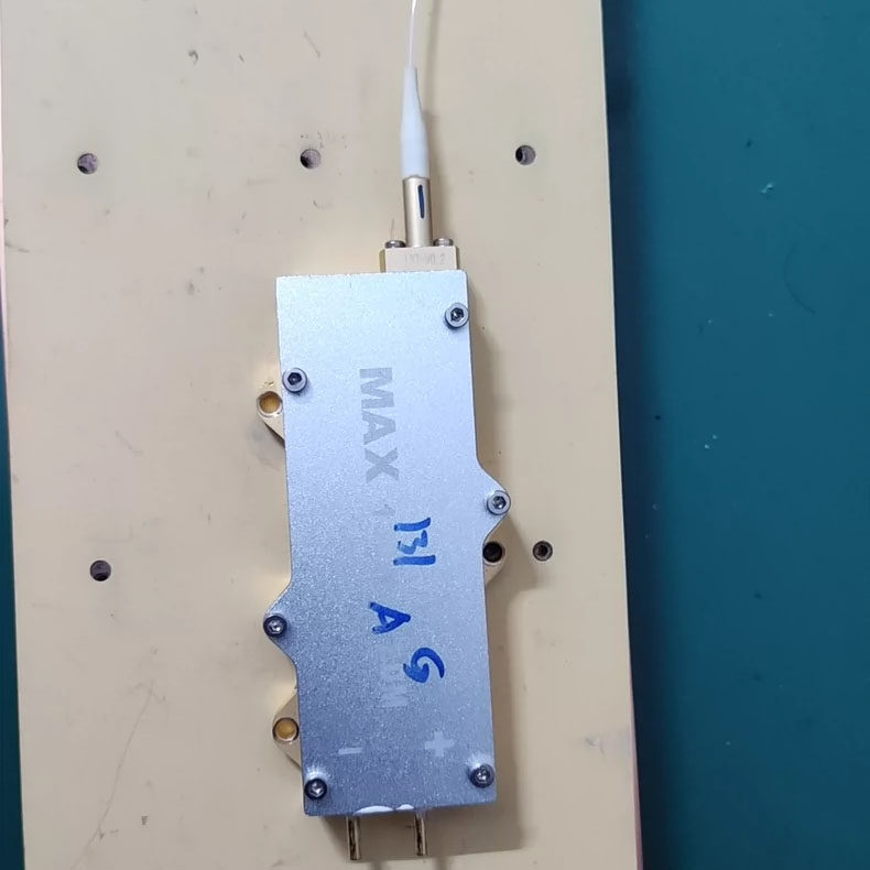 MAX创鑫130瓦激光器泵浦源14.85v直流供电包层0.305mm纤芯0.151mm