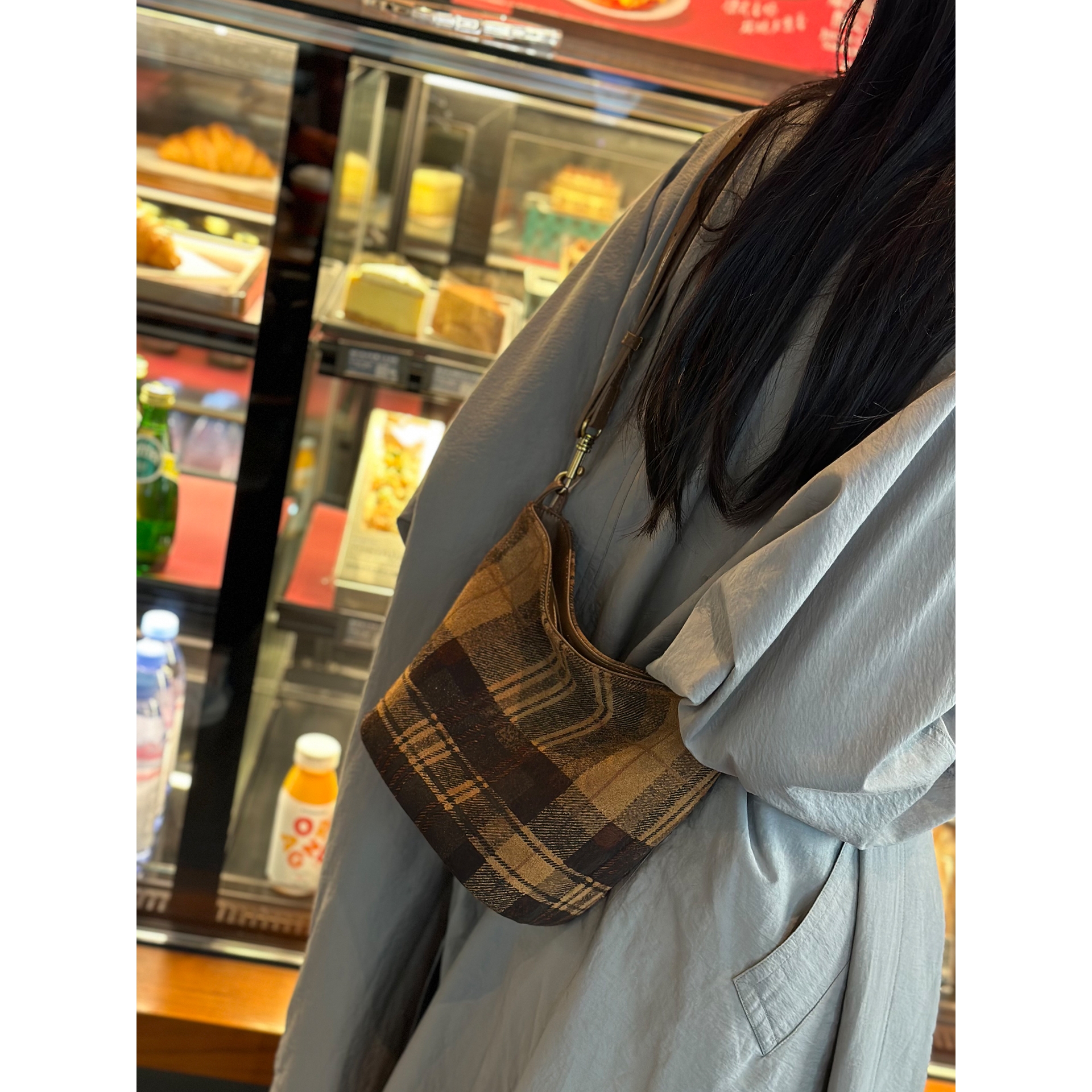 小红书推荐格纹水桶包包女2025新款磨砂牛皮单肩腋下包小众托特包