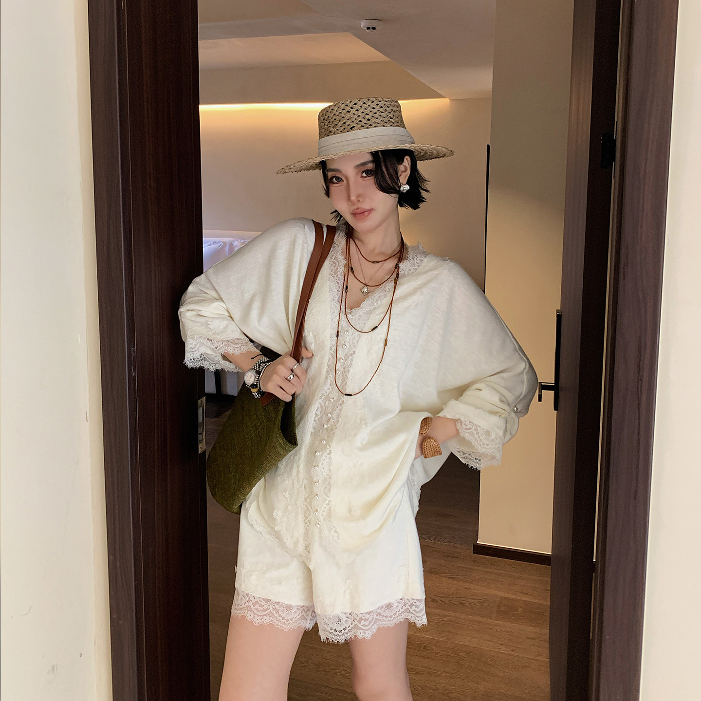 十三粥 夏日铃兰 气质镂空蕾丝宽松休闲温柔甜美夏衬衫短裤套装女