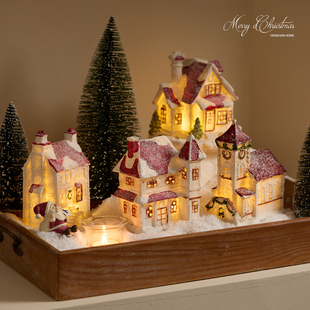 泓瀚圣诞装 饰品北欧发光树脂小房子摆件桌面橱窗带灯场景布置道具