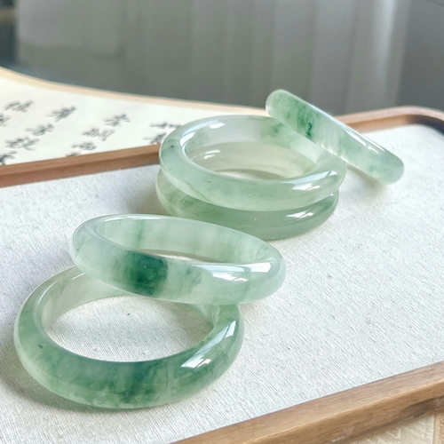 天然天山翠手镯冰种飘绿玉女