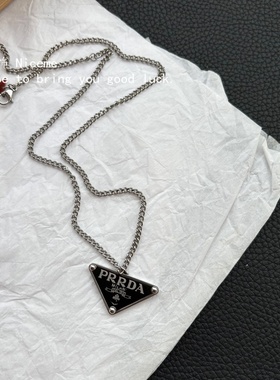 黑色三角形字母链条项链