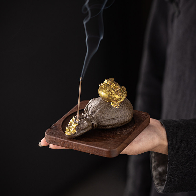 招财金蟾陶瓷香薰炉摆件家用室内线香插檀香道炉软萌治愈茶宠