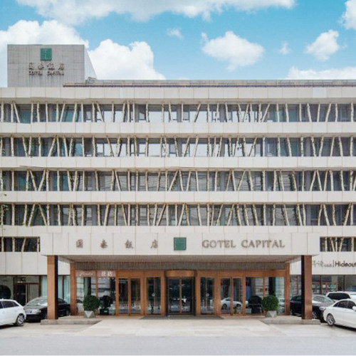 交通网络四通八达，链接国贸CBD及建国门外双商圈 步行可达世贸天阶、国贸商城、侨福芳草地及英皇影城等大型购物中心 出门即是一号线地铁，一站式直达天安门、王府井、环球影城等热门地标 两间各具特色的餐厅，璞云云南菜，红叶日式餐厅