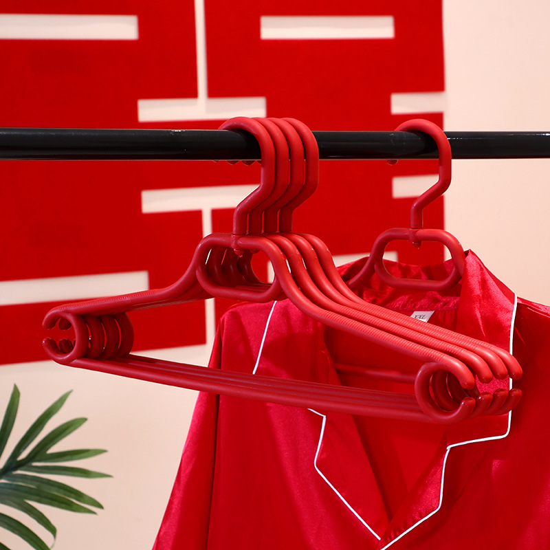 结婚中式喜字衣架一对红色喜庆衣架防滑无痕衣挂婚庆塑料衣撑喜架