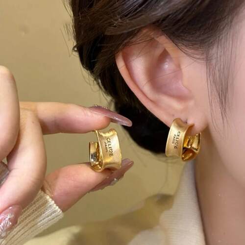 金属感法式哑光拉丝字母C圈耳钉