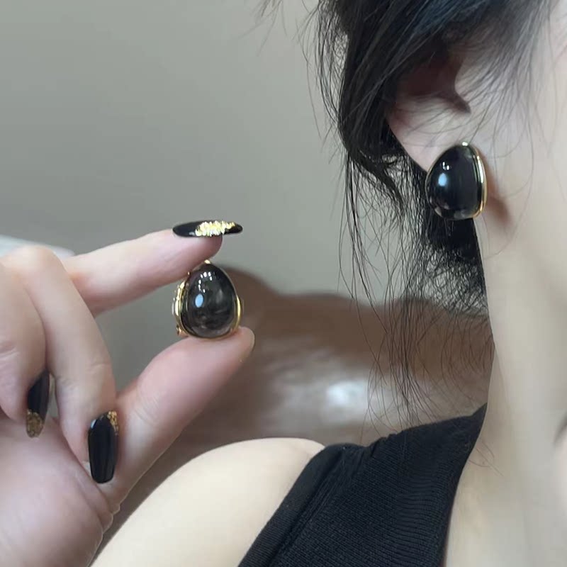 黑色水滴形银针耳钉女