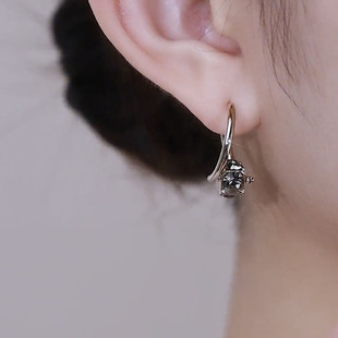 旋转一克拉镶钻耳扣精致百搭高级感耳环气质小众设计感耳坠耳饰女