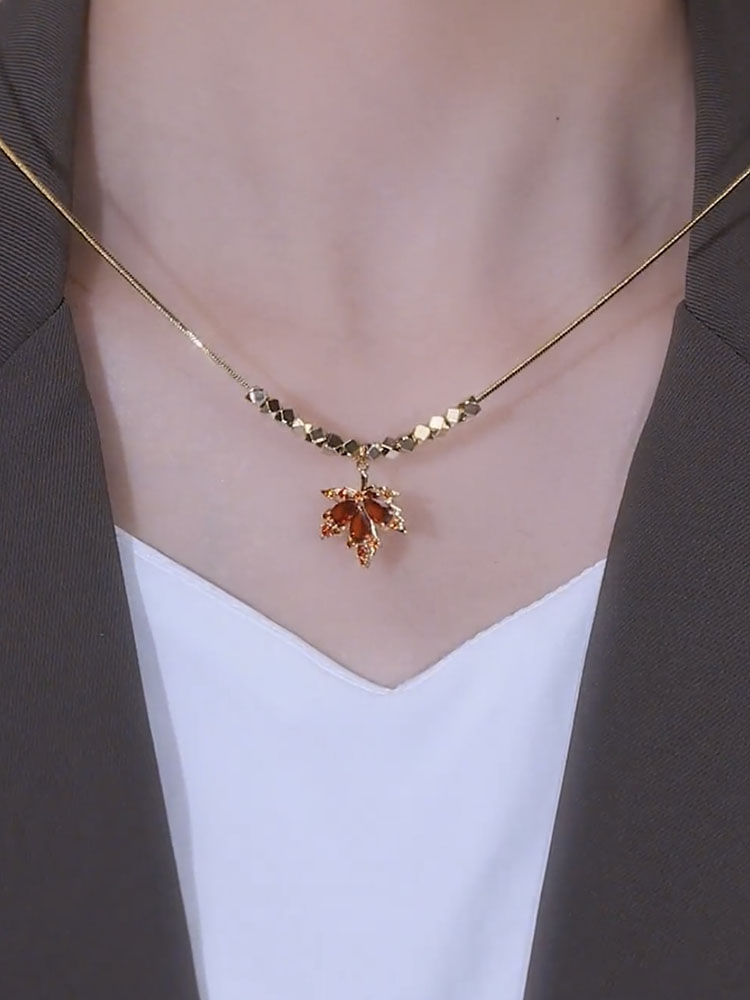 琥珀色枫叶吊坠毛衣链女