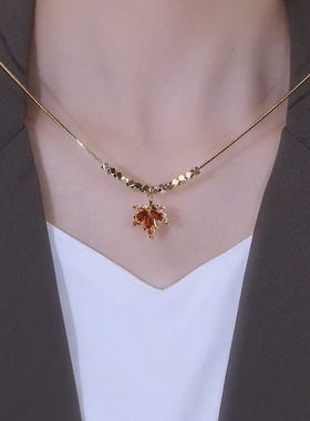 琥珀色枫叶吊坠毛衣链女