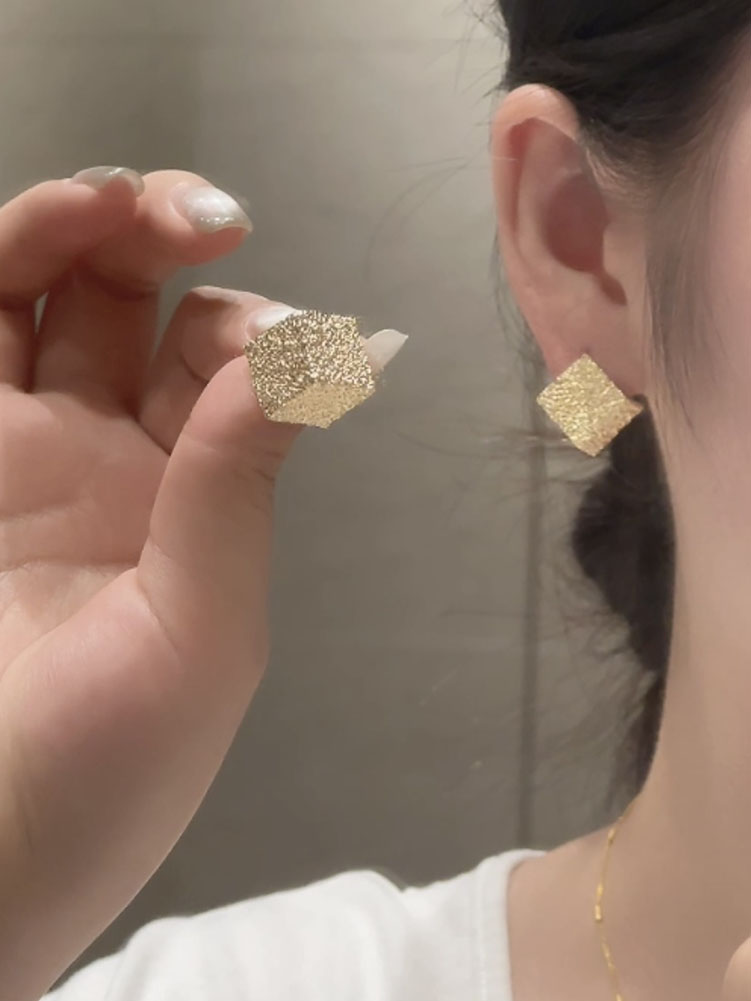 磨砂金属质感立体方块耳钉女