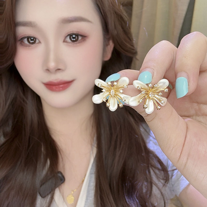 银色花朵金色花蕊耳钉女