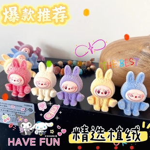 坐姿拉小布植绒搪胶公仔办公桌立体摆件工位电脑桌面装 新款 饰摆件