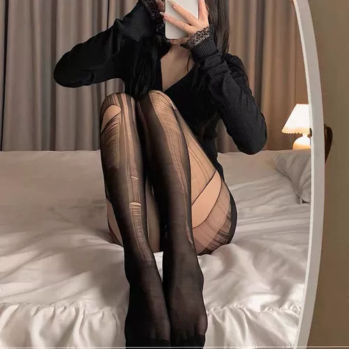 Мистер Брат может разорвать флиртовую руку, разорвавшую ультра -типичные одноразовые чулки и сделать сексуальную сеть сети рыбной сети.