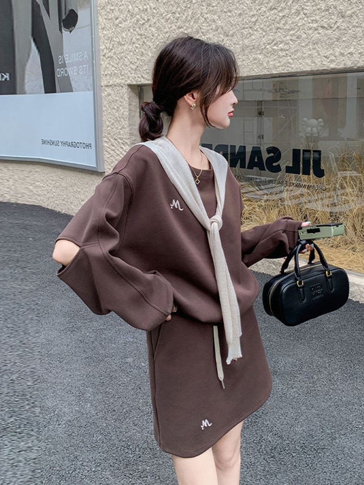 班奈悦轻奢时尚休闲套装女秋季小众设计感宽松显瘦卫衣短裙两件套