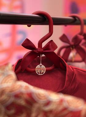 结婚红色防滑无痕防肩角衣架家用挂衣秀禾婚纱礼服衣服撑子凉衣架