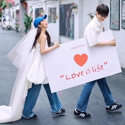 领证登记拍照道工具情侣手持横幅头纱官宣结婚周年纪念日仪式感