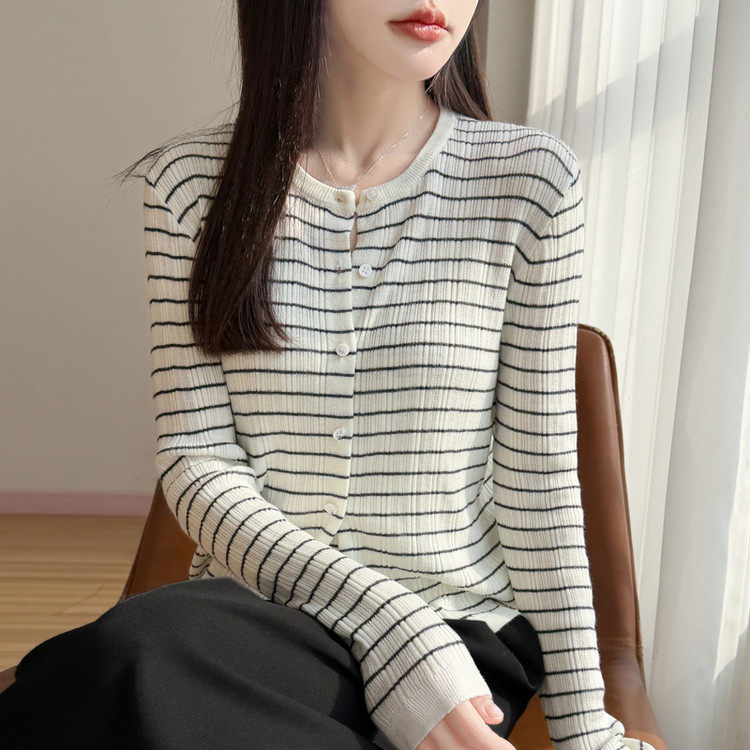 女士圆领常规款开衫修身毛针织衫