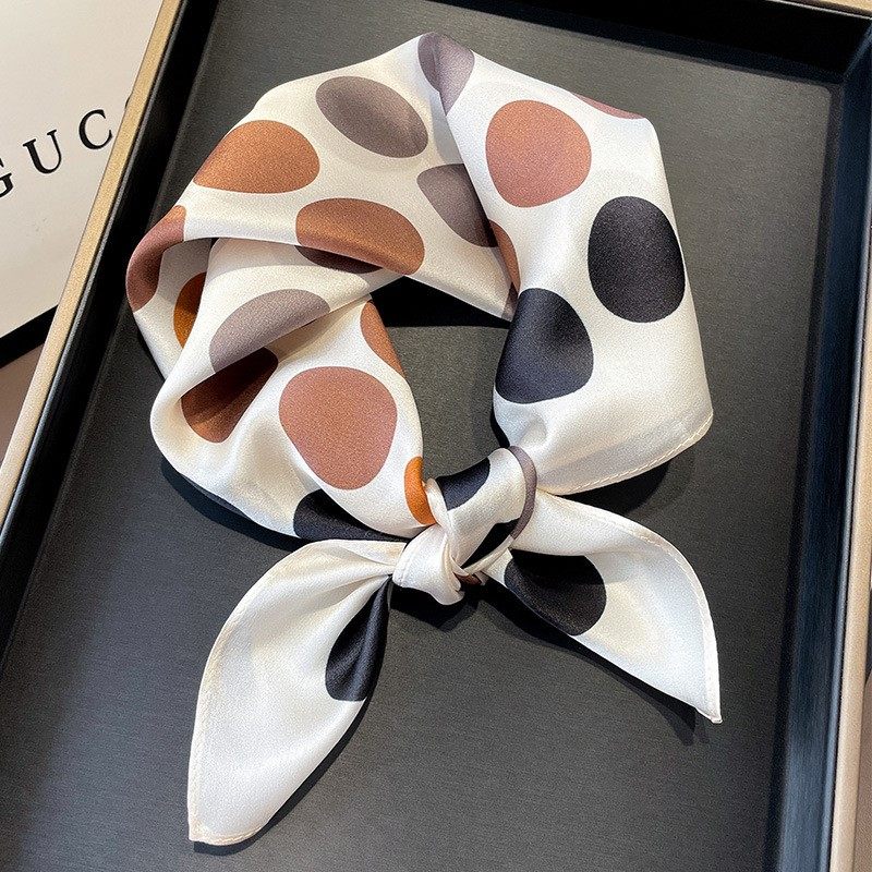 韩国赫本风波点真丝丝巾秋冬百搭桑蚕丝围巾女士装饰小方巾