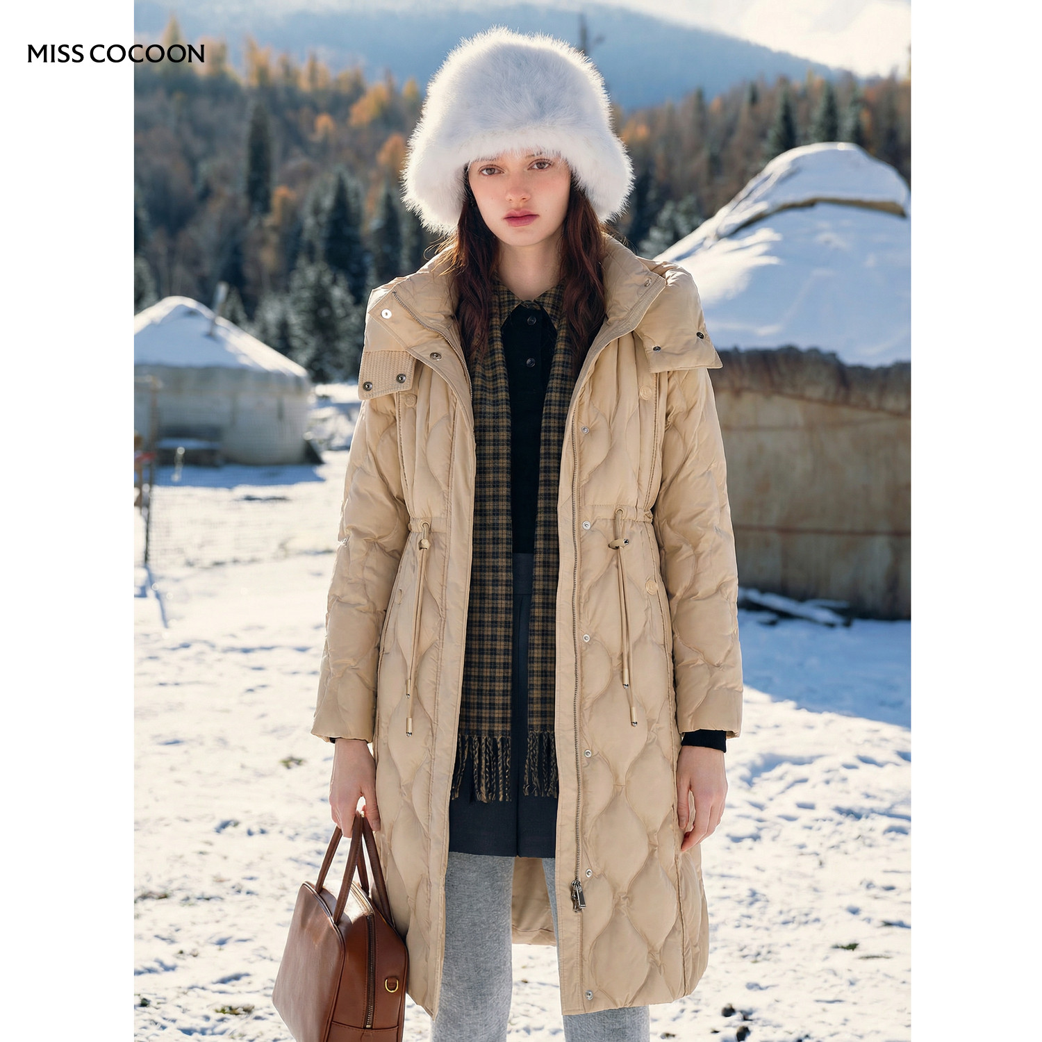 面料舒适亲肤，保暖轻盈，平整抗皱