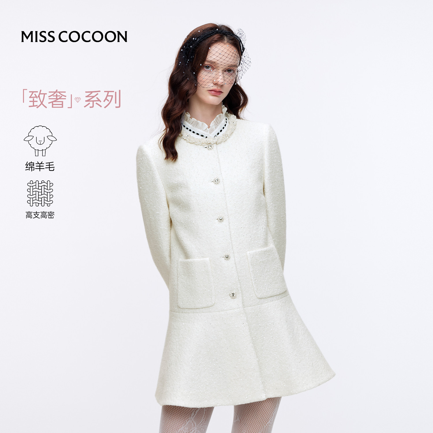 袖口处羽毛装饰轻盈灵动