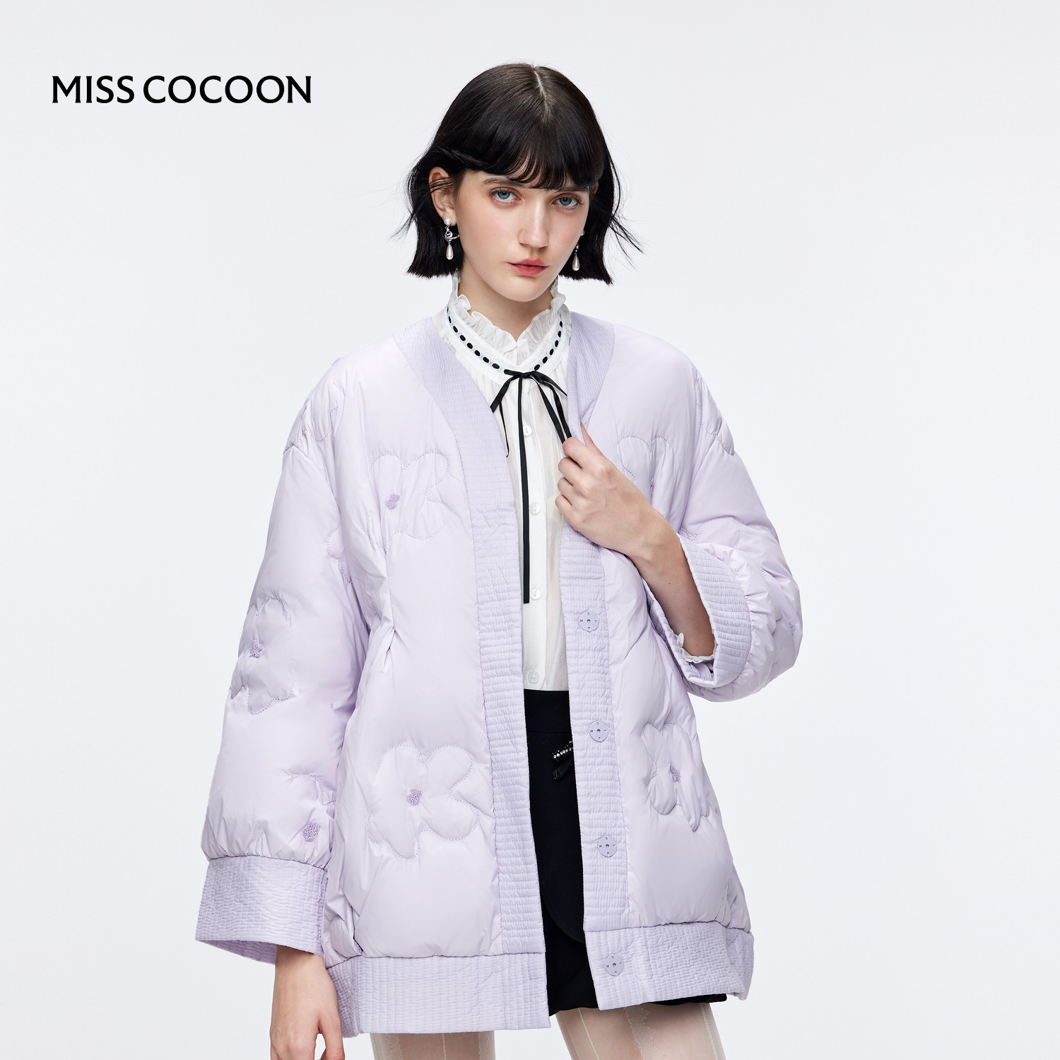 MISSCOCOON蝴蝶结立体绣花羽绒服褶裥收腰光泽感开襟