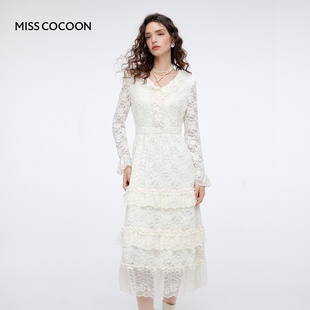 MISSCOCOON雪尼尔绒感蕾丝荷叶边大V领连衣裙收腰蛋糕裙25冬新款