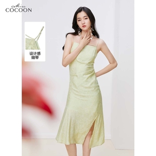可可尼cocoon茶歇吊带裙微光提花浅绿不规则肩带开叉裙春夏