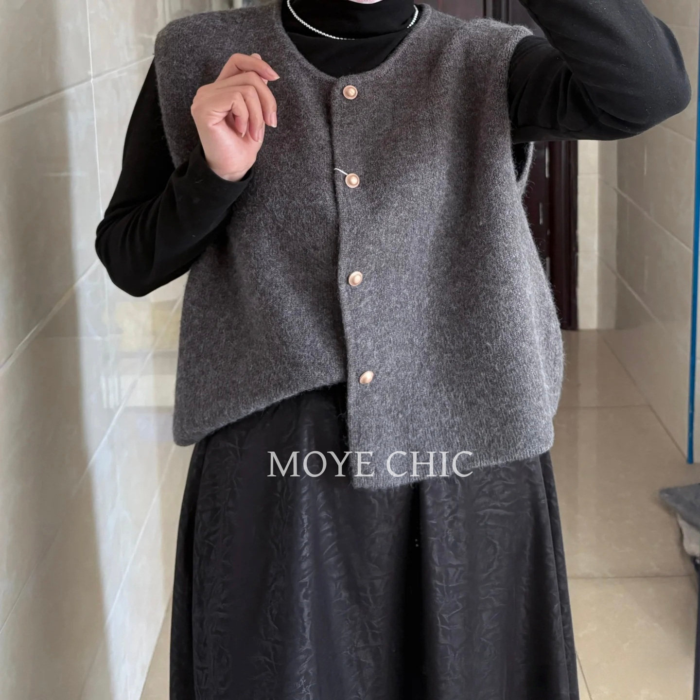 灰色针织坎肩背心马甲时髦洋气搭配衬衫叠穿新款外穿秋系扣上衣女