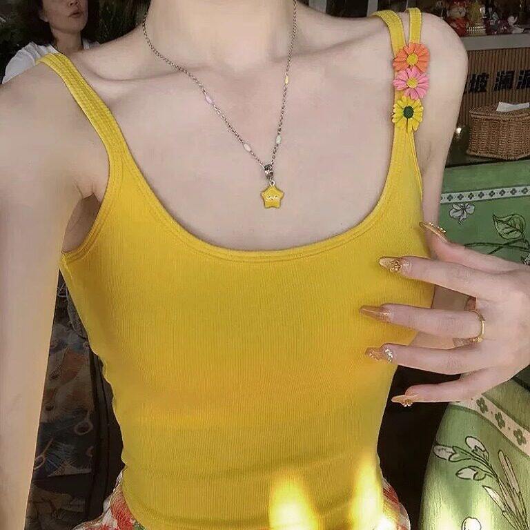 多巴胺带胸垫双肩带背心2025夏季花朵胸针辣妹短款修身吊带上衣女